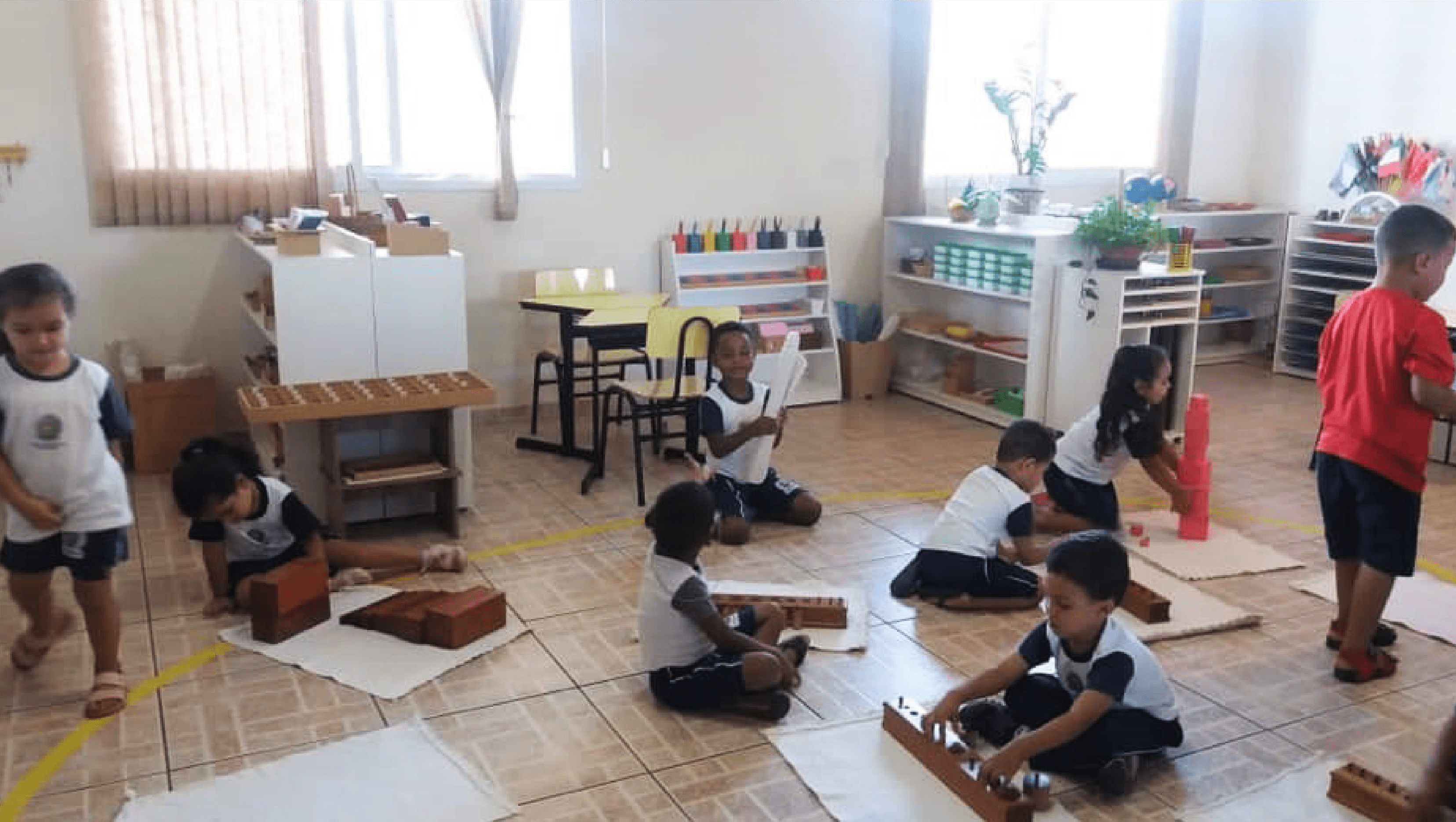 Na sala de aula - Cantinho da Criança