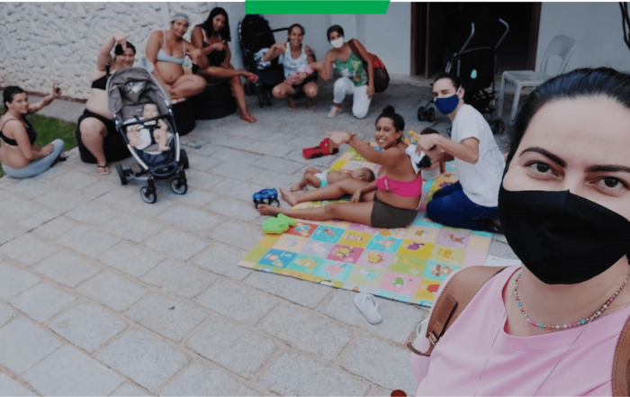 Coordenadora da Casa da Gestante, Luciana Callamari, posa para foto com mulheres e bebês acolhidos.