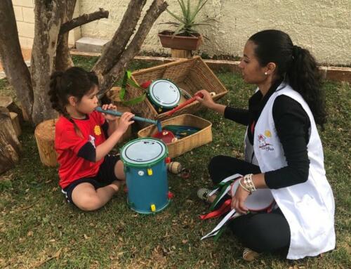 Brincar e aprender em contato com a natureza estimula o desenvolvimento infantil