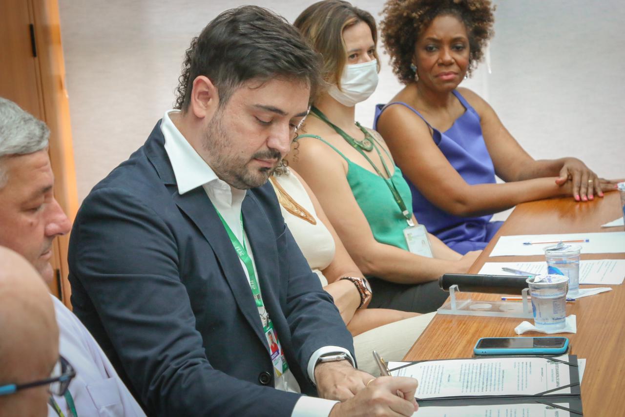 Renato Franklin, coordenador Executivo de Especialidades da Fundação FEAC, assinando o acordo com a Prefeitura de Campinas