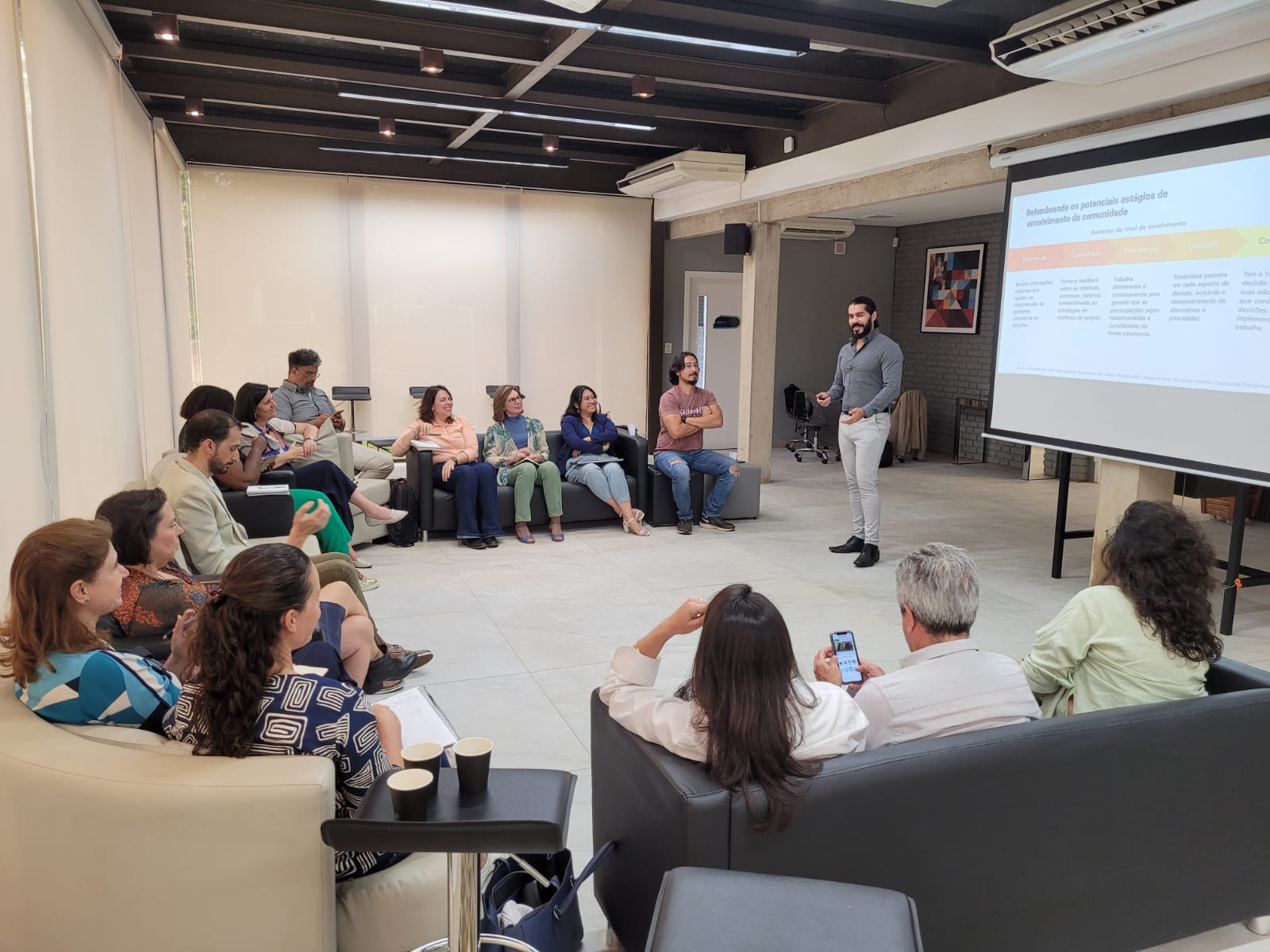 Wilson Campanholi Jr., coordenador local da Coalizão pelo Impacto, em Campinas, e CEO fundador da 2.5 Ventures, no centro da imagem, enquanto palestra para um grupo de pessoas.