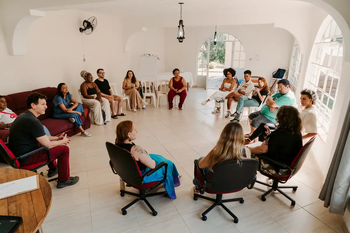 Roda de conversa com integrantes do projeto LabPOP em ambiente acolhedor.